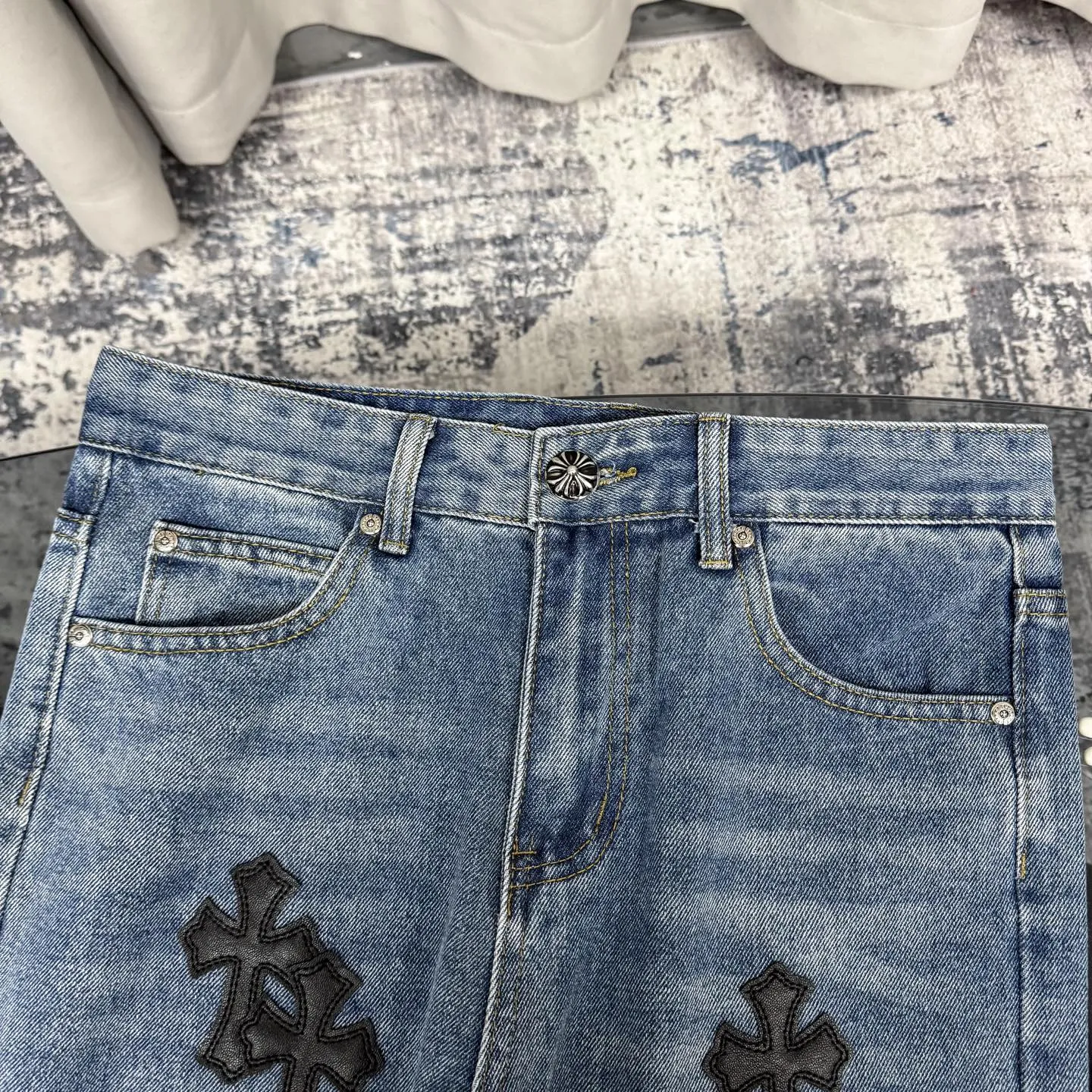 P230 Chrome Hearts CH/Chrome Hearts Classic Blue Pants Black Cross Patched Leather Jeans. Original purchased and patterned. Really restores the ultimate texture of Vintage. Special Italian cowhide print and then cut. Customized sheepskin three-layer thick line leather. The whole body is spliced in heavy water washing process. Craftsmen hand-splashed ink. You can see the details. Three-dimensional cutting version. Loose and comfortable. Not picky on the figure. Makes taller and slimmer. Factory Seiko. Original quality control. Same style for men and women. Can be matched with couples. Versatile recommendation. Essential jeans for all seasons Color: blue Size: 28-36 (S-XXL)